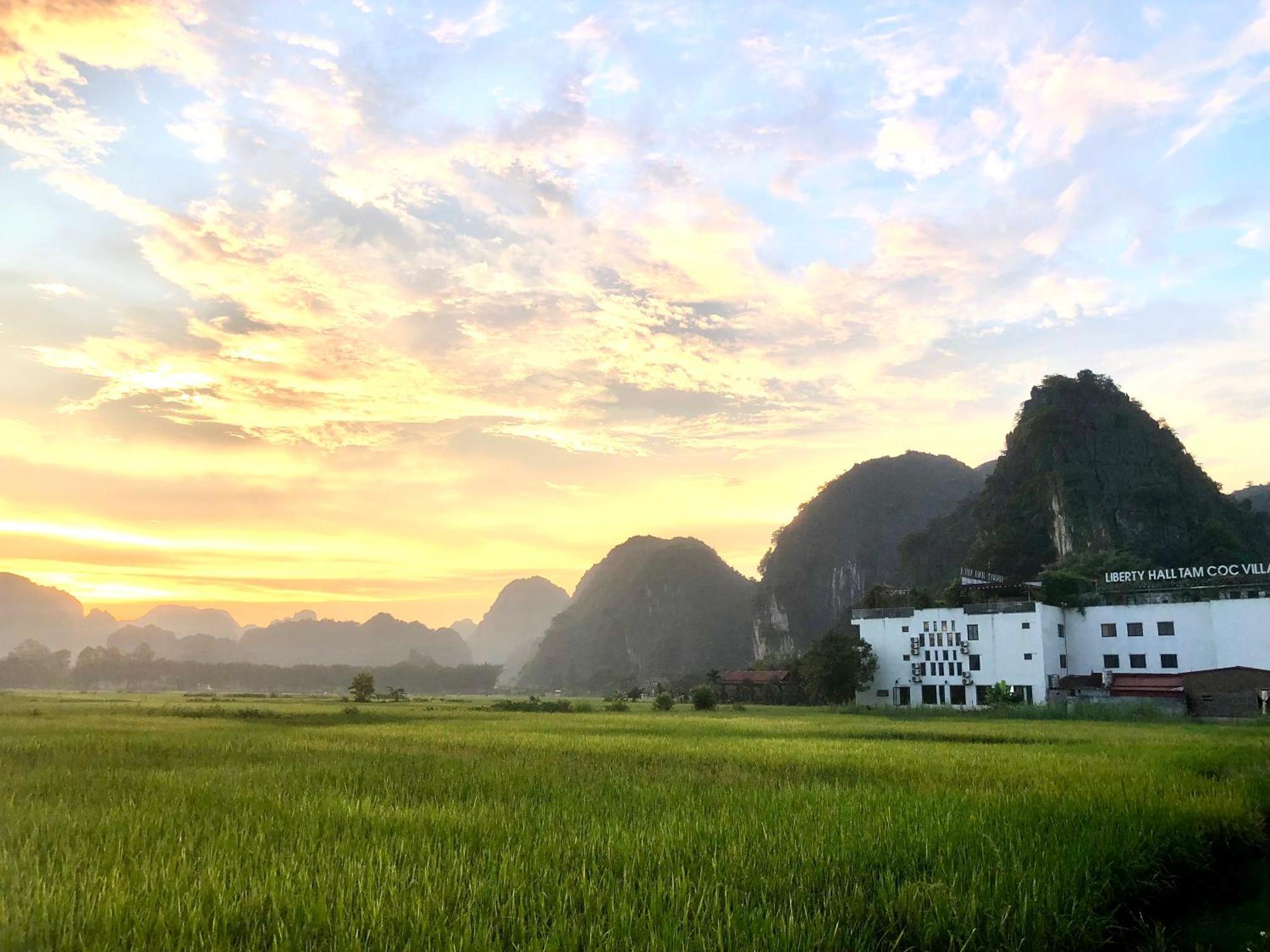 Liberty Hall Tam Coc Hotel & Villa นิญบิ่ญ ภายนอก รูปภาพ