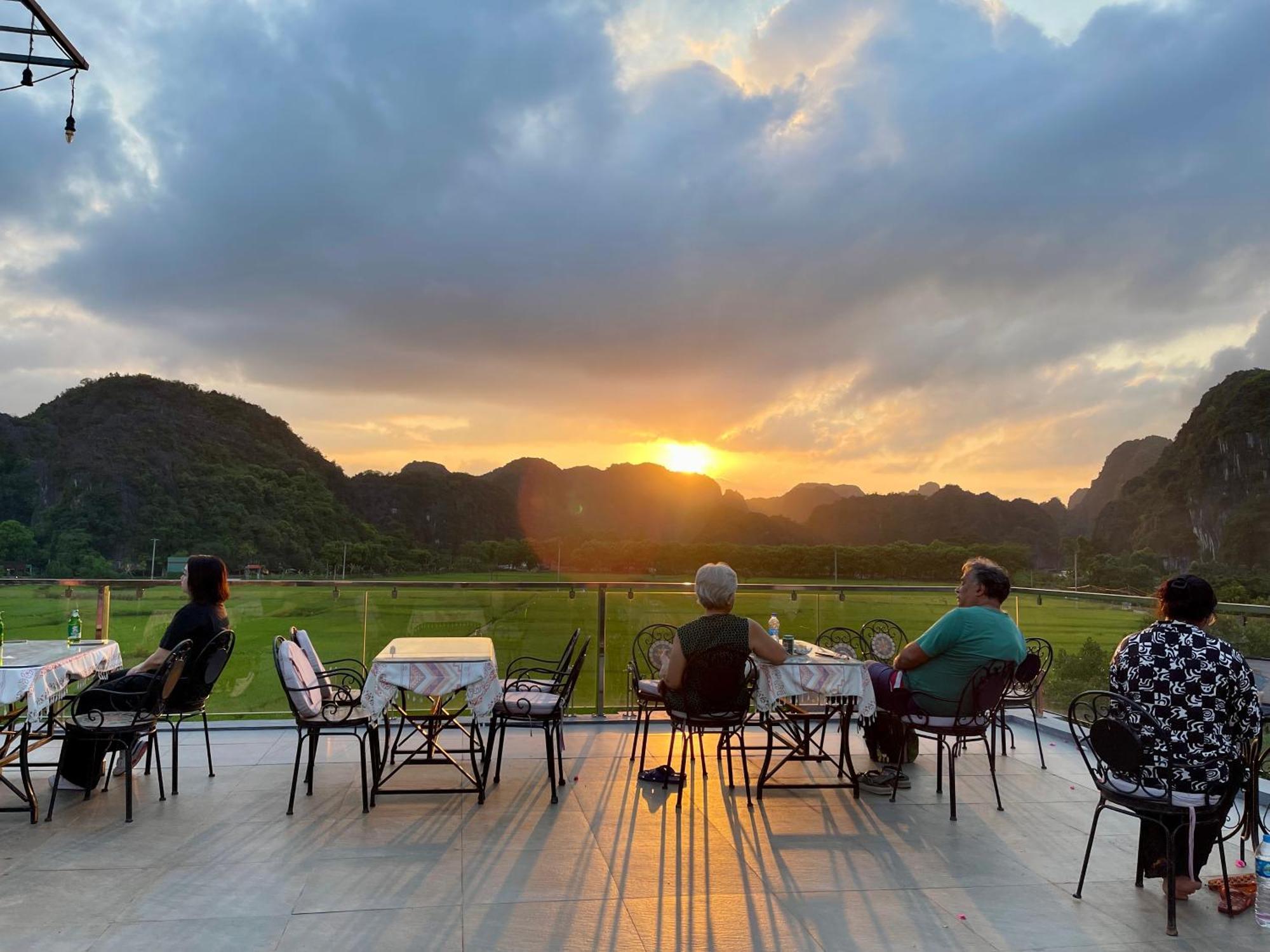 Liberty Hall Tam Coc Hotel & Villa นิญบิ่ญ ภายนอก รูปภาพ